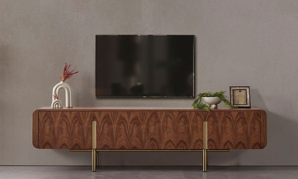 Helyos Modern Depolamalı TV Sehpası, ceviz renkli kapakları ve gold detaylı yüksek ayaklarıyla önden görünüm