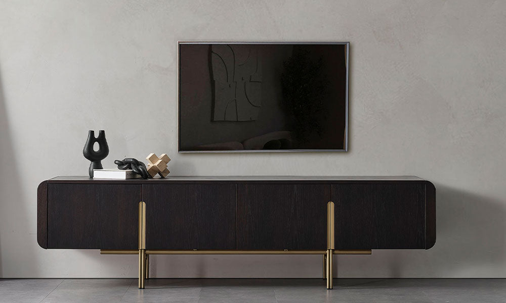 Helyos Plus Modern TV Ünitesi, dört kapaklı koyu ceviz gövdesi, yuvarlatılmış köşeleri ve gold metal ayaklarıyla önden görünüm