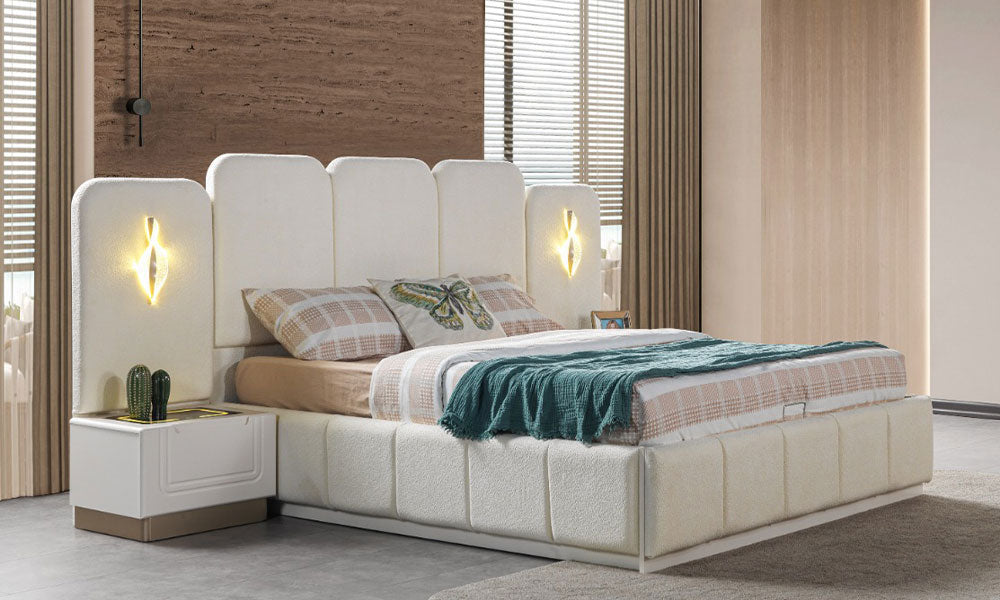 İklim Modern bazalı karyolanın modern bir yatak odasındaki yandan görünümü; kumaş döşemeli kanallı başlık ve entegre LED aydınlatma.