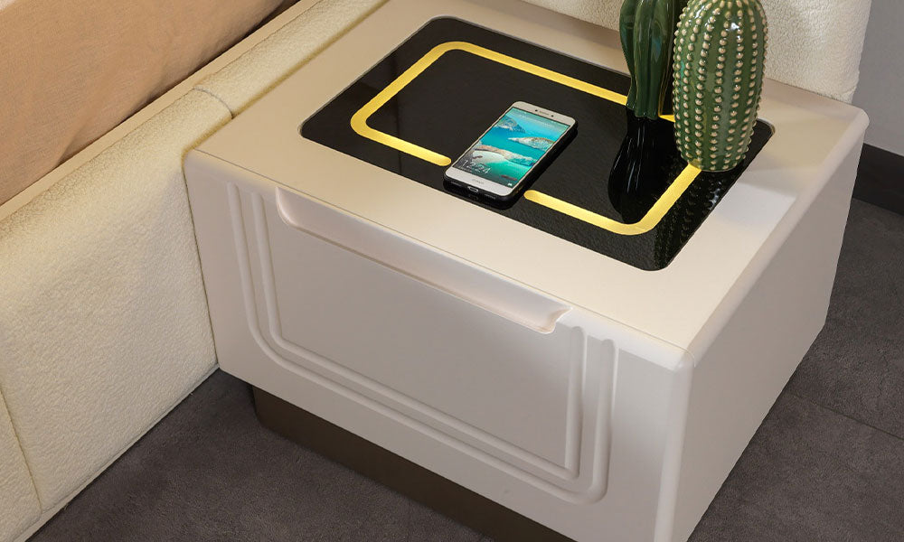 İklim Modern Komodin'in üst tablasındaki entegre kablosuz şarj (wireless charging) ünitesi ve çerçeveli çekmece tasarımı.