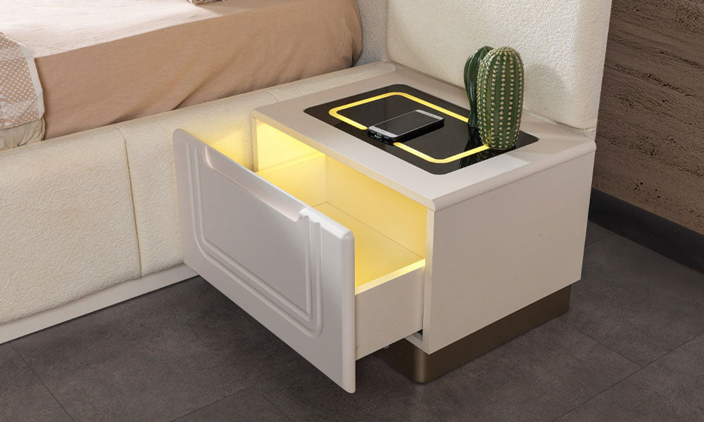 İklim Modern Komodin'in çekmecesi açık haldeyken görünen LED aydınlatmalı iç dizaynı ve kablosuz şarj alanı.