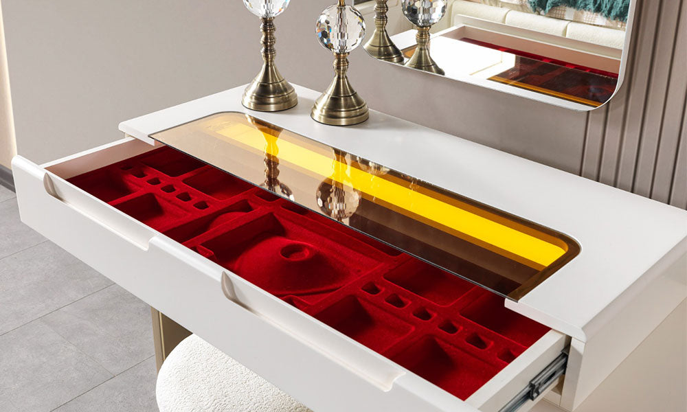 İklim Modern Şifonyer'in cam tablalı üst çekmecesinin açık hali; kırmızı kadife kaplı özel takı ve mücevher organizatör bölmesi.