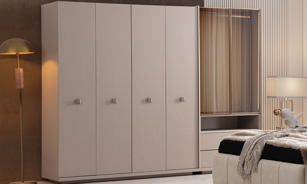 İnci Modern Gardırop 45 derece görünüm; ahşap damarlı dörtlü kapak, bronz reflekte camlı led aydınlatmalı sağ vitrin bloğu ve kare kulp tasarımı.