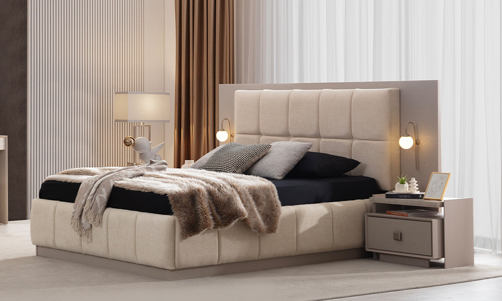 İnci Modern Karyola yatak odası konsepti; ahşap panel detaylı kare dikişli bej kumaş başlık, entegre küre aplik aydınlatma ve estetik baza sistemi.