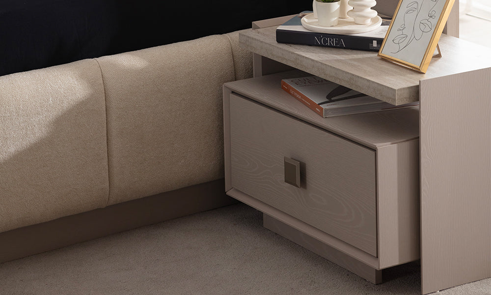 İnci Modern Komodin suntalam gövde tasarımı; doğal ahşap damarlı yüzey, yavaşlatıcılı raylı çekmece, kare kulp ve kademeli üst tabla detaylı başucu sehpası.