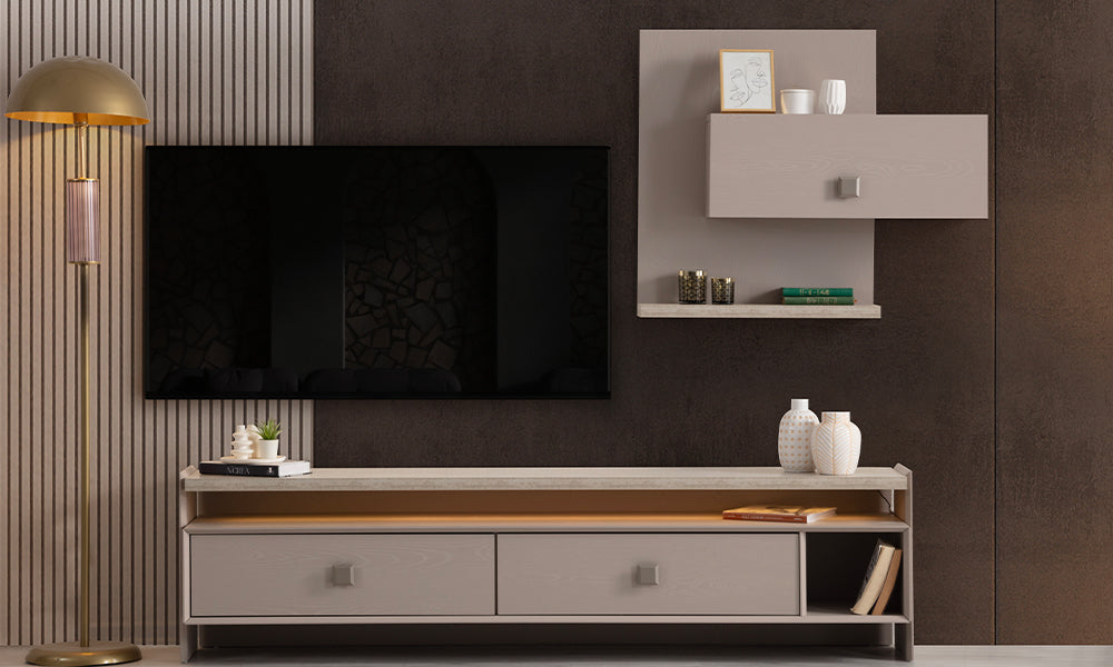 İnci Modern TV Ünitesi cepheden görünüm; ahşap damarlı yüzey, şerit led aydınlatmalı alt modül, kare kulplar ve asimetrik duvar rafı tasarımı.