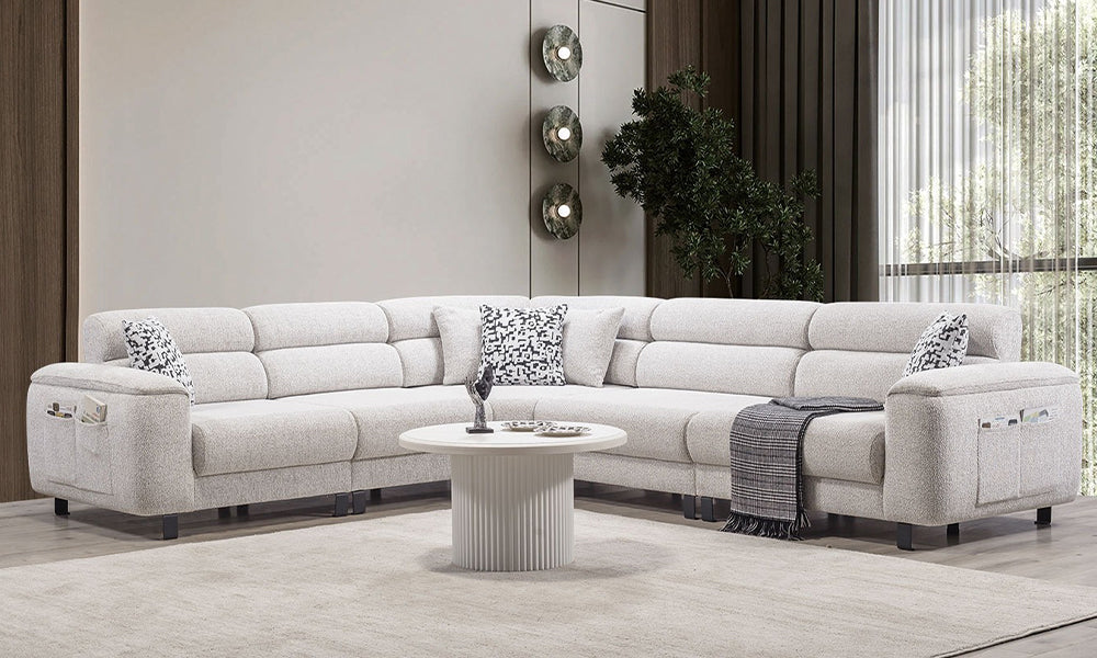 İnegöl Modern Bazalı Köşe Koltuk Takımı; açık renk leke itici dokulu kumaş, geniş lobi oturum alanı ve entegre yan cep detaylı kollar.