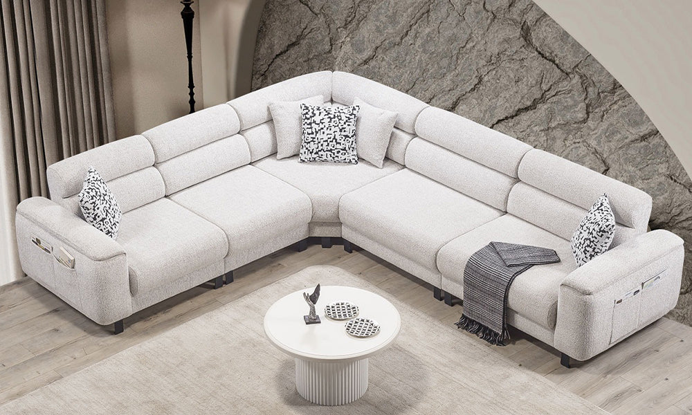 İnegöl L koltuk salon yerleşimi; taş duvar konsepti, robot süpürgeye uygun siyah metal yüksek ayaklar ve lüks tasarım.