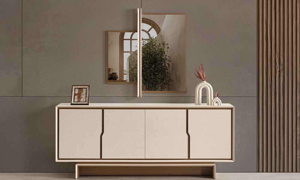 İpek Modern konsolun pürüzsüz lake kapakları, ahşap çerçeveli bazası ve asimetrik ayna detayının duvardaki estetik yerleşimi.