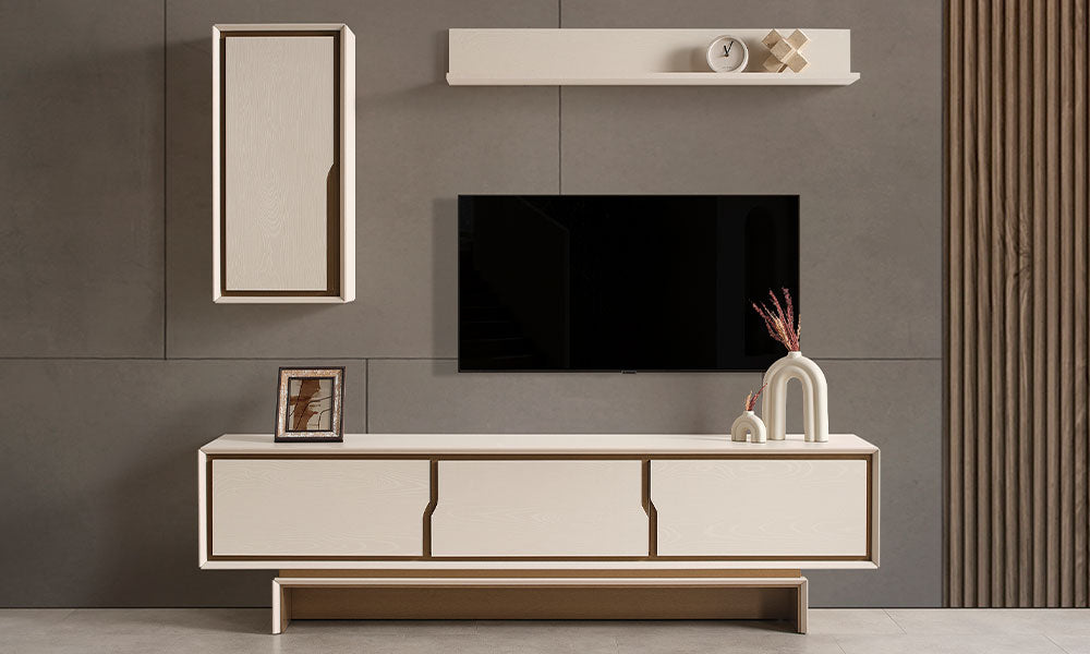 İpek Modern TV Ünitesi; krem renkli, dikey ahşap çerçeveli modüller ve minimalist rafın modern bir salondaki yerleşimi.