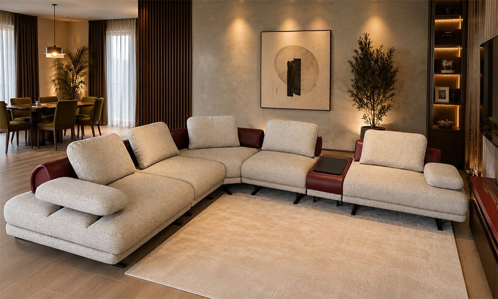 İstanbul Modern Köşe Koltuk Takımı krem kumaşı, bordo deri detayları ve sehpalı modüler tasarımıyla salon görünümü