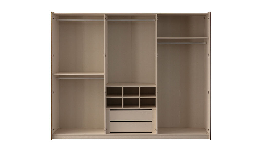 İznik Modern gardırobun bol raflı, askılıklı, küçük bölmeli ve iki iç çekmeceli geniş ve fonksiyonel iç düzeni.