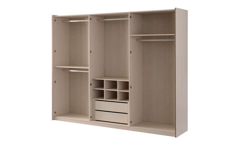 İznik Modern gardırobun bol raflı, askılıklı, küçük bölmeli ve iki iç çekmeceli geniş ve fonksiyonel iç düzeni.