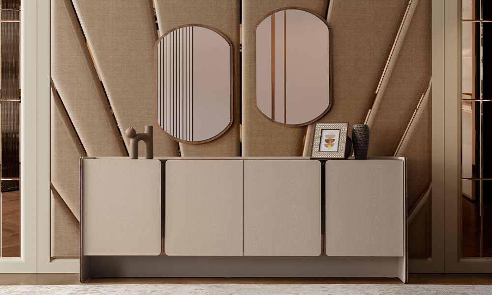 İznik Modern Konsolun lüks bir yemek odasındaki görünümü; dört kapaklı bej gövde, minimalist metal baza ve iki adet asimetrik oval ayna.