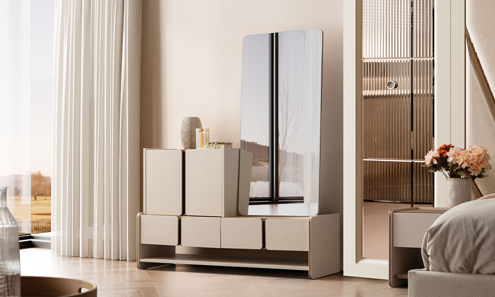 İznik Modern şifonyerin asimetrik dolapları, çekmeceleri ve uzun aynası ile modern bir yatak odasındaki şık görünümü.