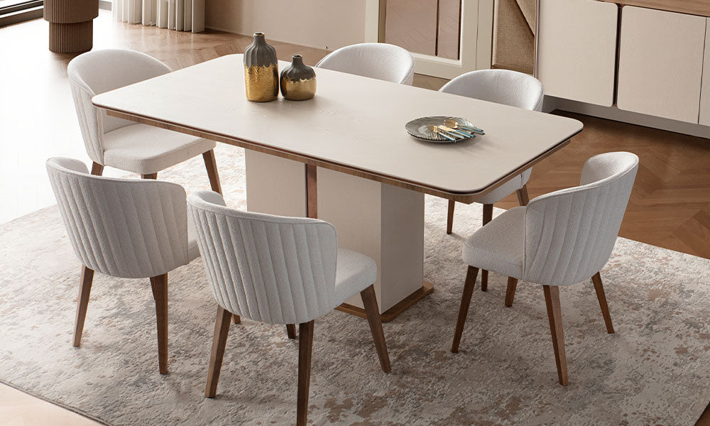 İznik Modern yemek masasının sandalyeleriyle birlikte modern bir yemek odasındaki tam takım görünümü; mimari panel ayaklı ve bej tablalı.