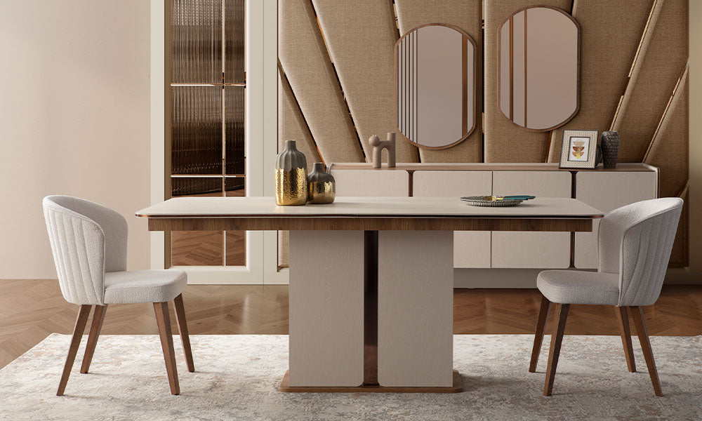 İznik Modern yemek masasının mimari panel ayaklı tasarımı, metalik detayları ve dikey dikişli sandalyeleriyle yakın çekim görünümü.