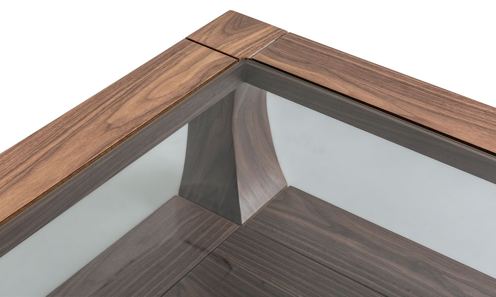 Keles Modern Orta Sehpanın ceviz desenli MDF çerçevesi, cam üst yüzeyi ve alt raf detayı