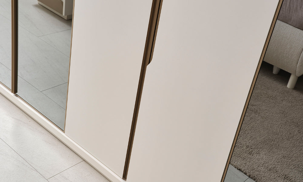 Kristal Modern Gardırop krem kapak, bronz çerçeve ve gömme kulp detay görünümü