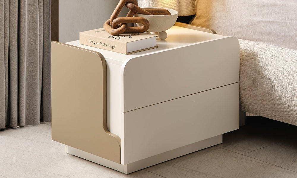 Kristal Modern Komodin krem gövdesi, bronz yan detayları ve yuvarlatılmış hatlarıyla ürün görünümü