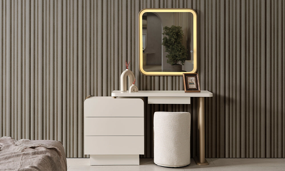 Kristal Modern Şifonyer LED aydınlatmalı aynası, üç çekmecesi ve krem renkli pufuyla tam görünüm