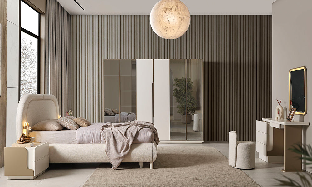 Kristal Modern Yatak Odası Takımı krem karyola, aynalı gardırop, şifonyer ve puflu oda görünümü