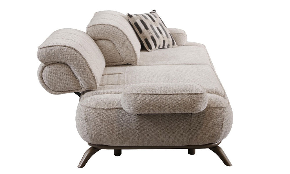 Loren Modern üçlü koltuğun kol mekanizması açık haldeyken ve sırt mekanizması kapalıyken stüdyo çekimi.