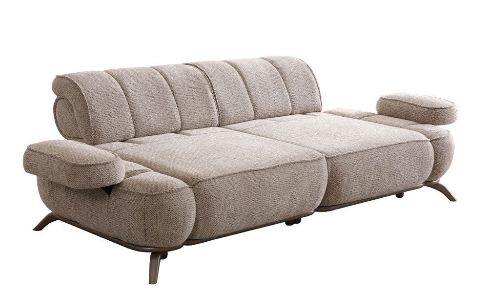 Beyaz arka planda, Loren Modern üçlü koltuğun tek tarafındaki hareketli kol ve sırt mekanizmaları açık haldeyken.