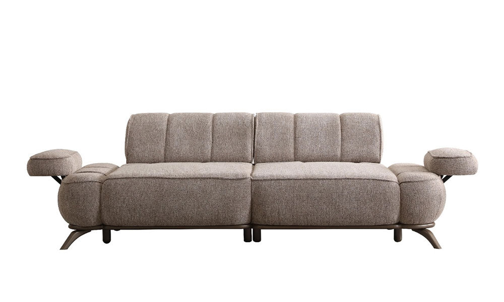 Beyaz arka planda, Loren Modern üçlü koltuğun her iki tarafındaki hareketli kol ve sırt mekanizmaları tam açık haldeyken.