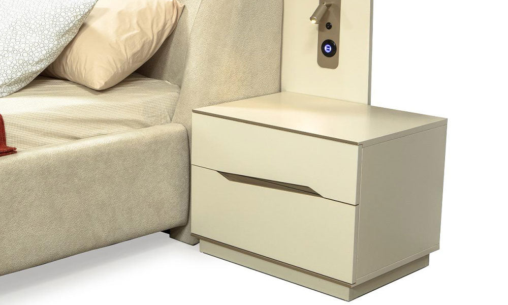 Yatak odası dekorasyonunda, Maldiv Modern komodinin minimalist tasarımı ve yatak başlığıyla olan bütünsel görünümü.