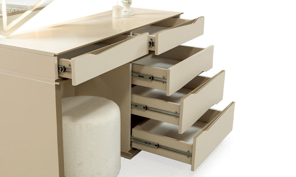 Maldiv Modern şifonyerin teleskopik raylı beş adet çekmecesinin açık haldeki depolama kapasitesi.
