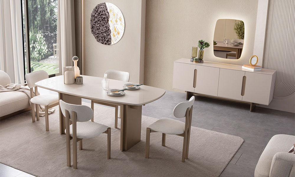 Maronne Modern Yemek Odası Takımı, sabit krem yemek masası, kumaş sandalyeler ve aydınlatmalı aynalı konsol