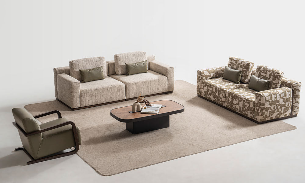 Mengen Modern Koltuk Takımı'nın sabit sırtlı, 35 DNS süngerli blok modül kanepeleri ve kavisli ahşap çerçeveli berjerden oluşan tam takım stüdyo görünümü.