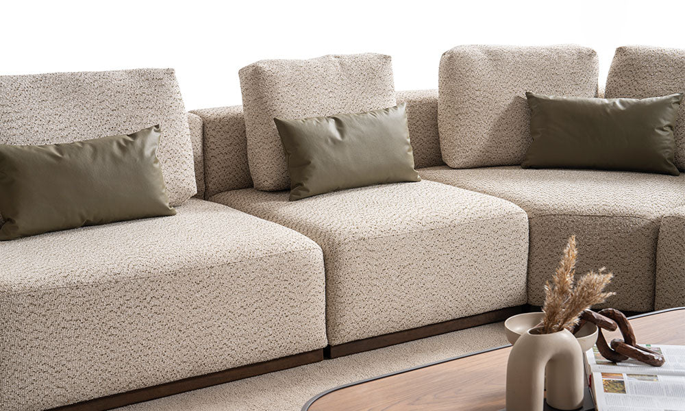 Mengen Modern Köşe Takımı'nın blok modüllerinin birleşme yerleri, dokulu bej kumaş ve zeytin yeşili kontrast kırlentlerin yakın plan görünümü.