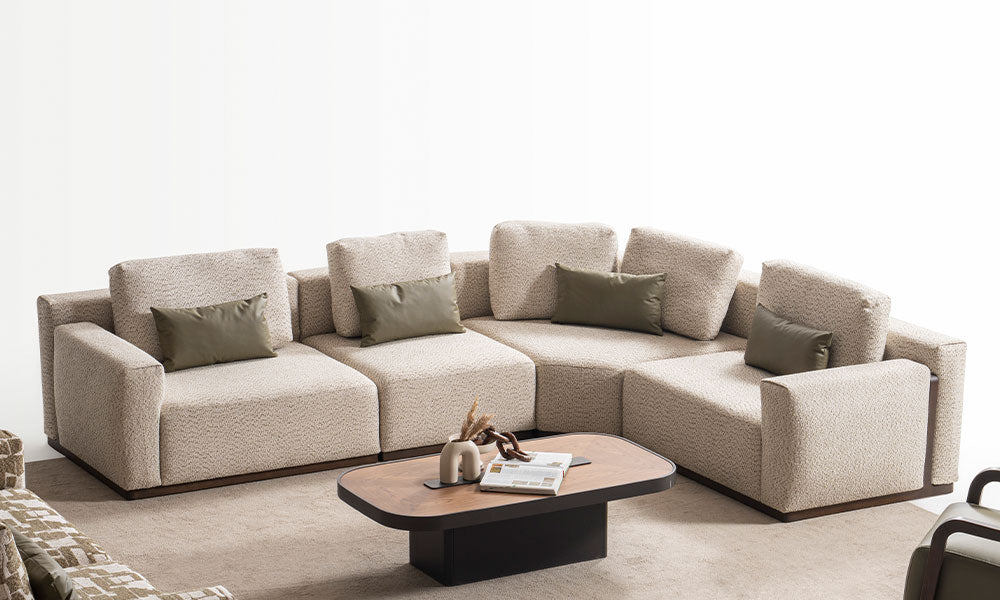 Mengen Modern Köşe Takımı'nın stüdyo ortamında blok modüllerden oluşan, derin oturumlu ve nubuk/bukle kumaş detaylı görünümü.