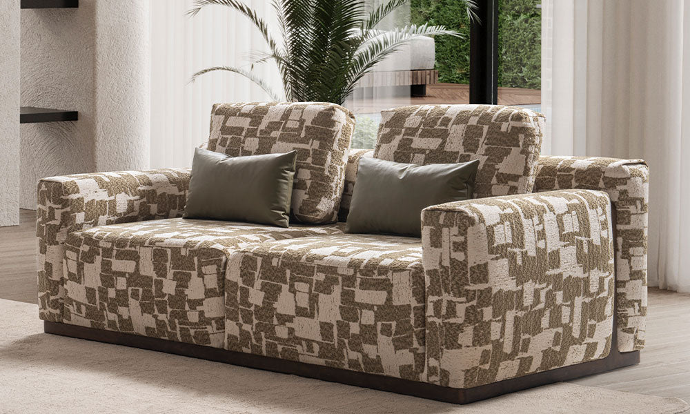 Mengen Modern Üçlü Koltuk'un blok modüllü yapısı, kahverengi geometrik desenli kumaşı ve koyu renk plinth bazasıyla modern salon görünümü.
