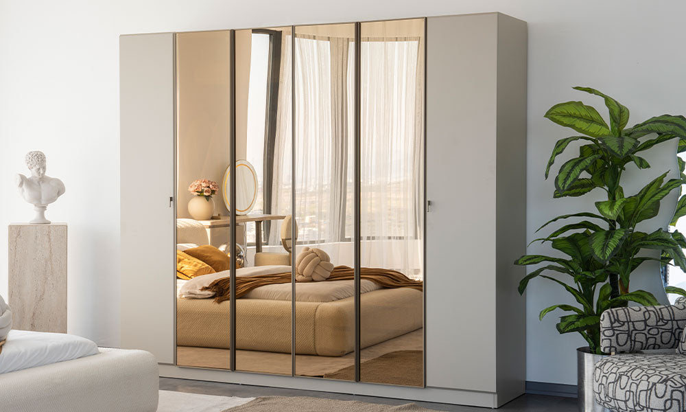 Mocha Modern Gardırop'un mat vizon yan kapakları, odaya derinlik katan bronz reflekte aynalı orta kapakları ve modern metal kulp detayları ile tam dış görünümü.