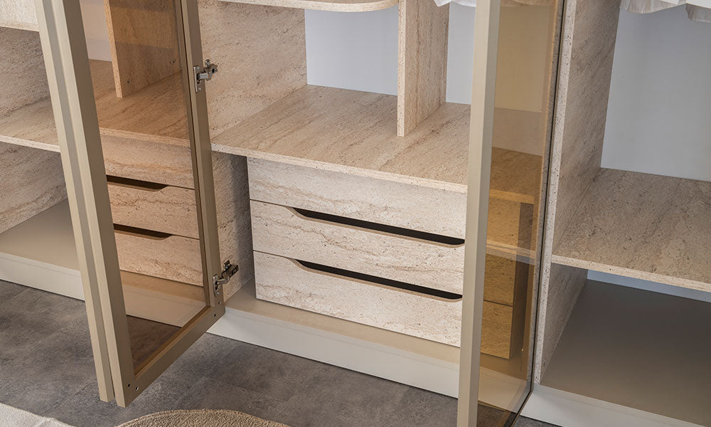 Mocha gardırobun orta reflekte kapakları açıldığında görünen entegre 3 çekmeceli iç modül, geniş raflar ve sağlam askı borusu düzeni.