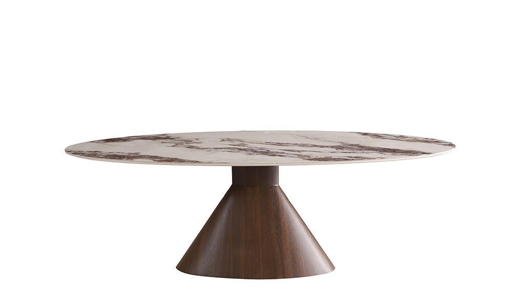 Beyaz arka planda, Narin Modern yemek masasının oval mermer desenli tablası ve heykelsi konik ahşap ayağı.