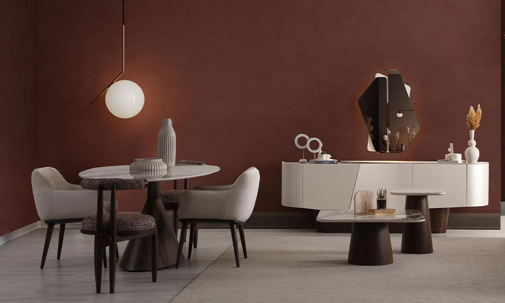 Narin Modern Yemek Odası Takımı'nın koyu renk duvarlı bir salondaki şık duruşu; heykelsi yemek masası, sandalyeler ve asimetrik konsol takımı.