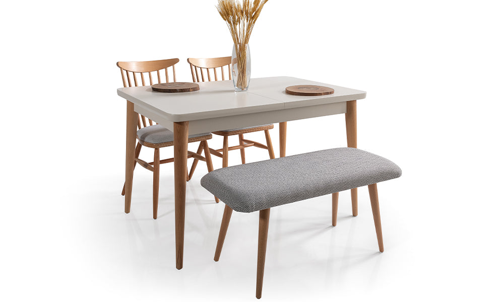 Natural retro açılabilir mutfak masa takımı yerleşimi; ahşap ayaklı bench, ergonomik gri sandalyeler ve ahşap dokulu açılır yemek masası.