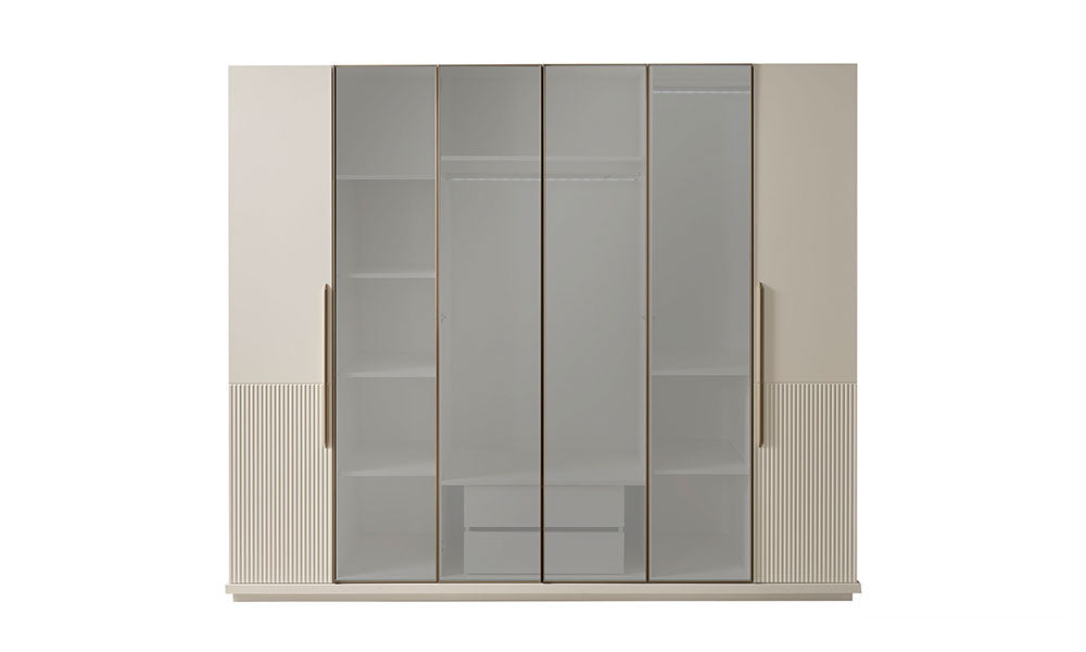 New Golden Modern gardırobun altı kapaklı tasarımı; krem renkli düz ve dikey yivli kapaklar, ortada bronz füme cam kapaklar ve uzun gold kulplar.