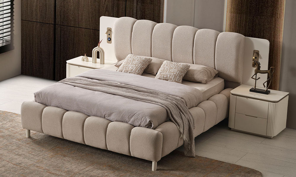 New Golden Modern karyolanın puf yastık formlu kumaş başlığı, entegre teknolojik komodinleri ve lüks yatak odasındaki tam görünümü.