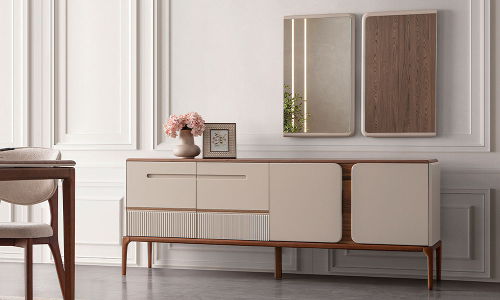 New Rivas konsolun ceviz ayak yapısı, yatay kulp detaylı bej kapakları ve modern yemek odasındaki şık duruşu.