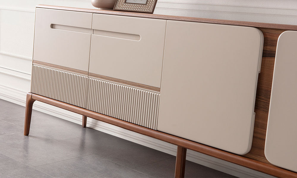 New Rivas konsolun sol kapaklarındaki özel CNC işleme dikey çizgili relief detayları, yatay kulp tasarımı ve ceviz üst tabla işçiliği.