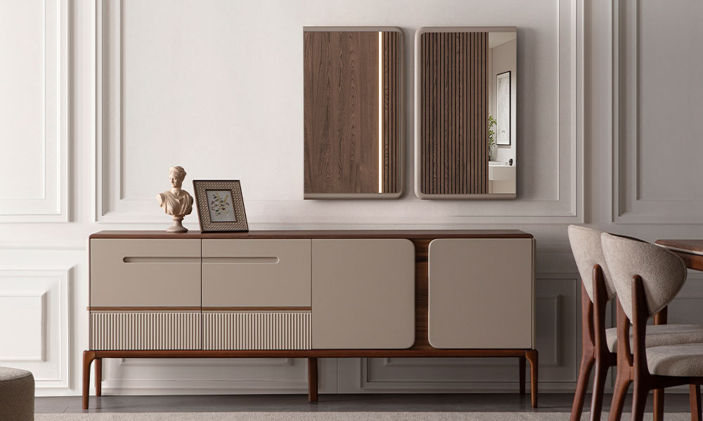 New Rivas konsol aynalarının ahşap pano zeminindeki gizli dikey LED aydınlatma detayı ve modern atmosfer yaratan yansıma etkisi.