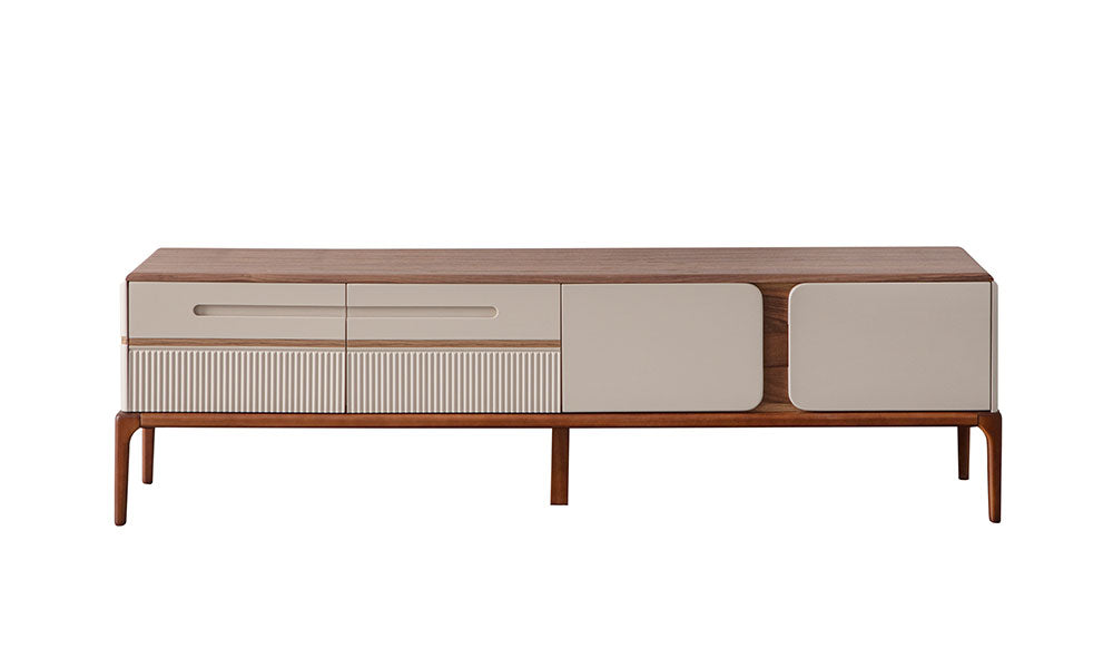 New Rivas TV sehpası; doğal ceviz üst tabla, dikey çizgili kabartma kapaklar ve yüksek masif ayak yapısının beyaz fonda stüdyo çekimi.