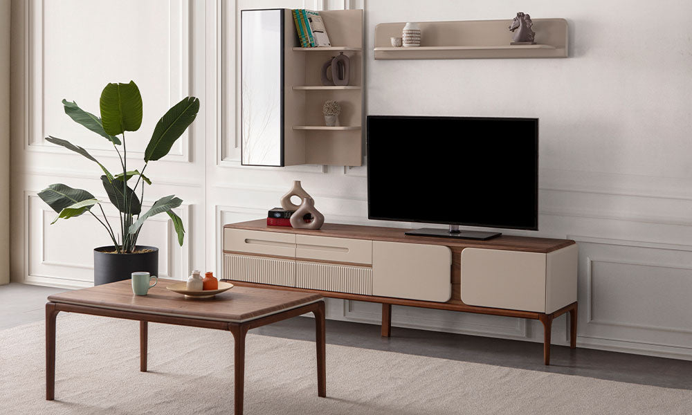 New Rivas Modern TV Ünitesi'nin ceviz ve bej renkli gövdesi, aynalı duvar dolabı ve relief detaylı kapaklarının salon dekorasyonundaki görünümü.