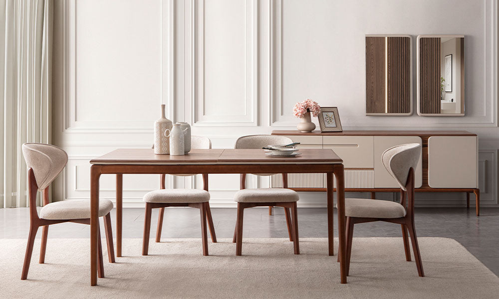 New Rivas Modern Yemek Odası Takımı; ceviz masa, kavisli bej sandalyeler, relief detaylı konsol ve aydınlatmalı aynaların tam takım görünümü.