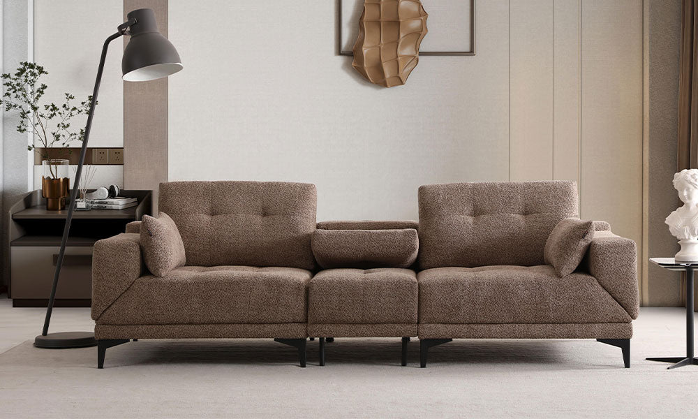 Nita Modern dörtlü koltuğun kahverengi dokuma kumaşı, ses sistemi modülü ve metal ayaklarıyla modern bir salondaki şık duruşu.